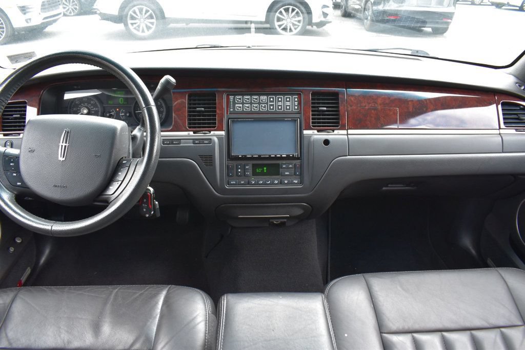 Used 2007 Lincoln Town Car Executive RWD image 36