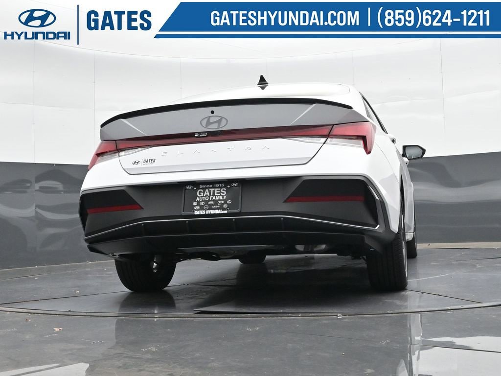Used 2025 Hyundai Elantra Sport image 31