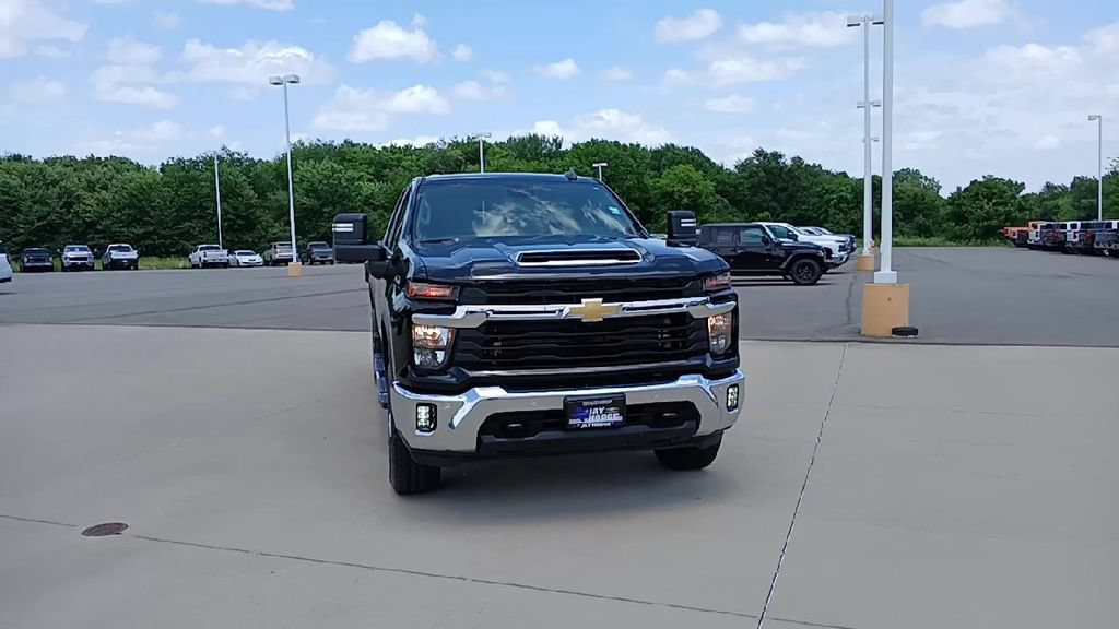 Used 2025 Chevrolet Silverado 3500 LT w/ Safety Package AWD/4WD image 3