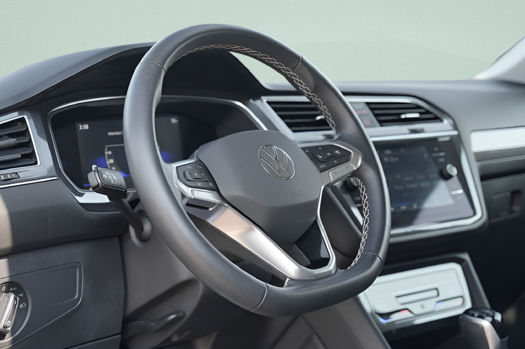 Used 2023 Volkswagen Tiguan SE w/ Panoramic Sunroof Package FWD image 24