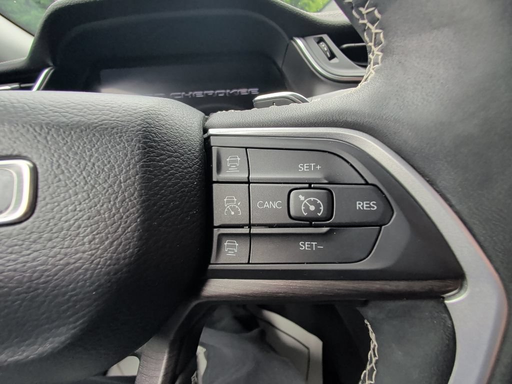 Used 2023 Jeep Grand Cherokee L Limited AWD/4WD image 19
