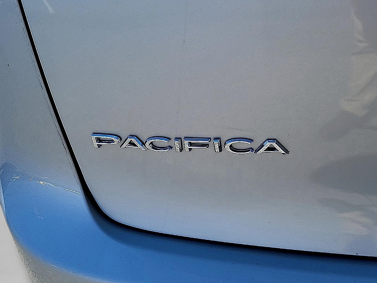 Used 2024 Chrysler Pacifica Touring-L FWD image 30