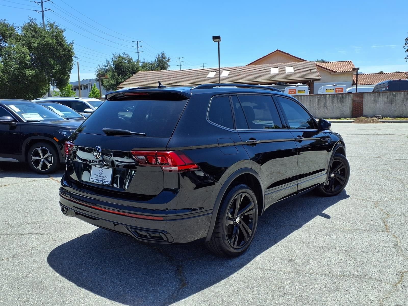 Used 2023 Volkswagen Tiguan SE R-Line FWD image 5