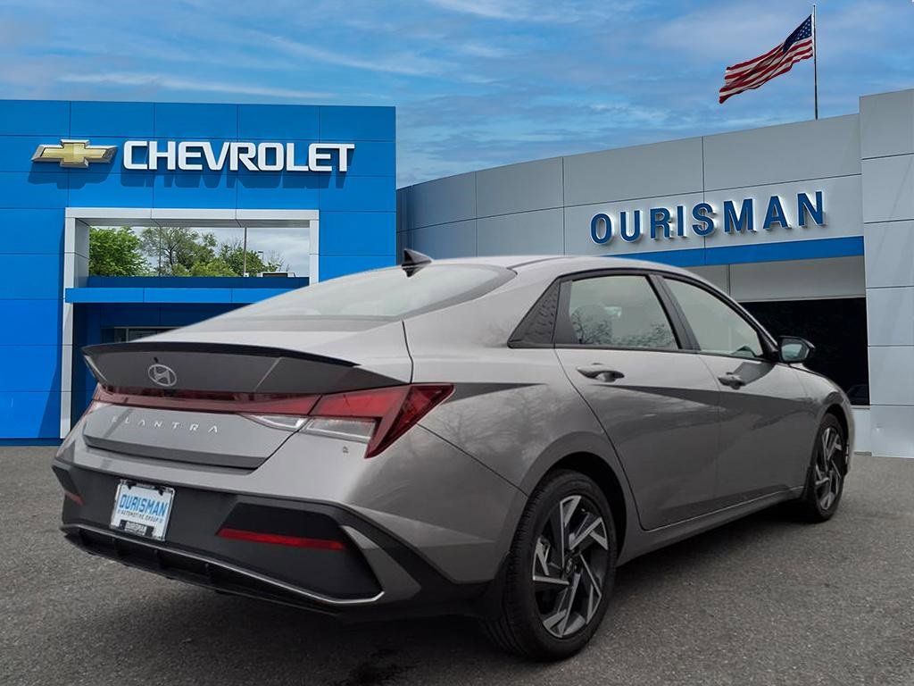 Used 2025 Hyundai Elantra Sport image 3