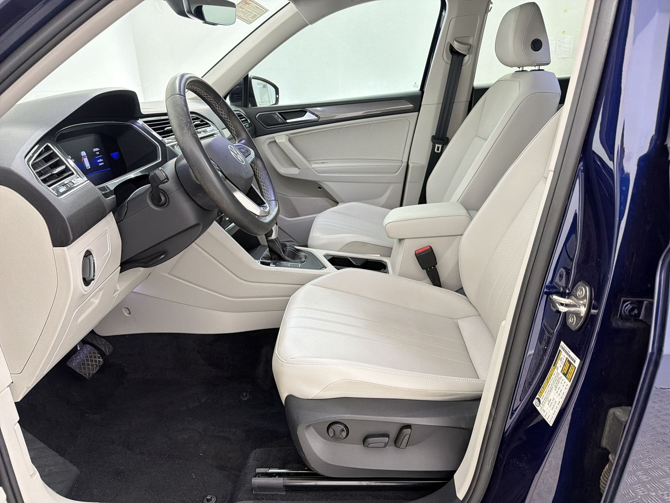 Used 2023 Volkswagen Tiguan SE FWD image 5