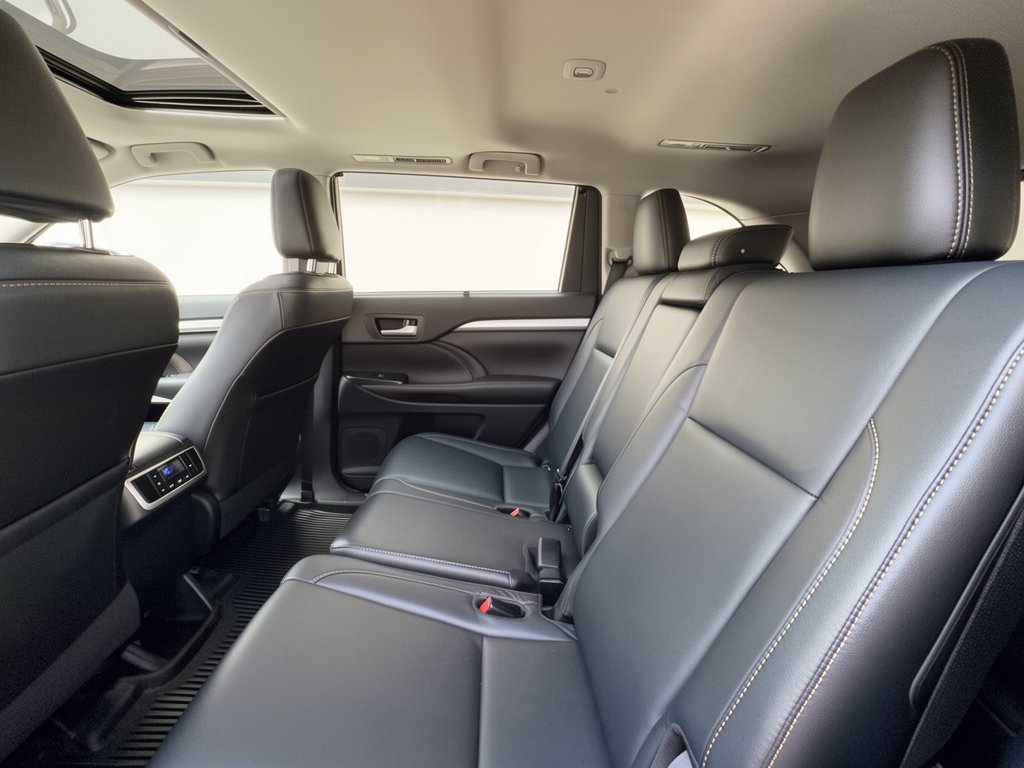 Used 2018 Toyota Highlander XLE AWD/4WD image 25