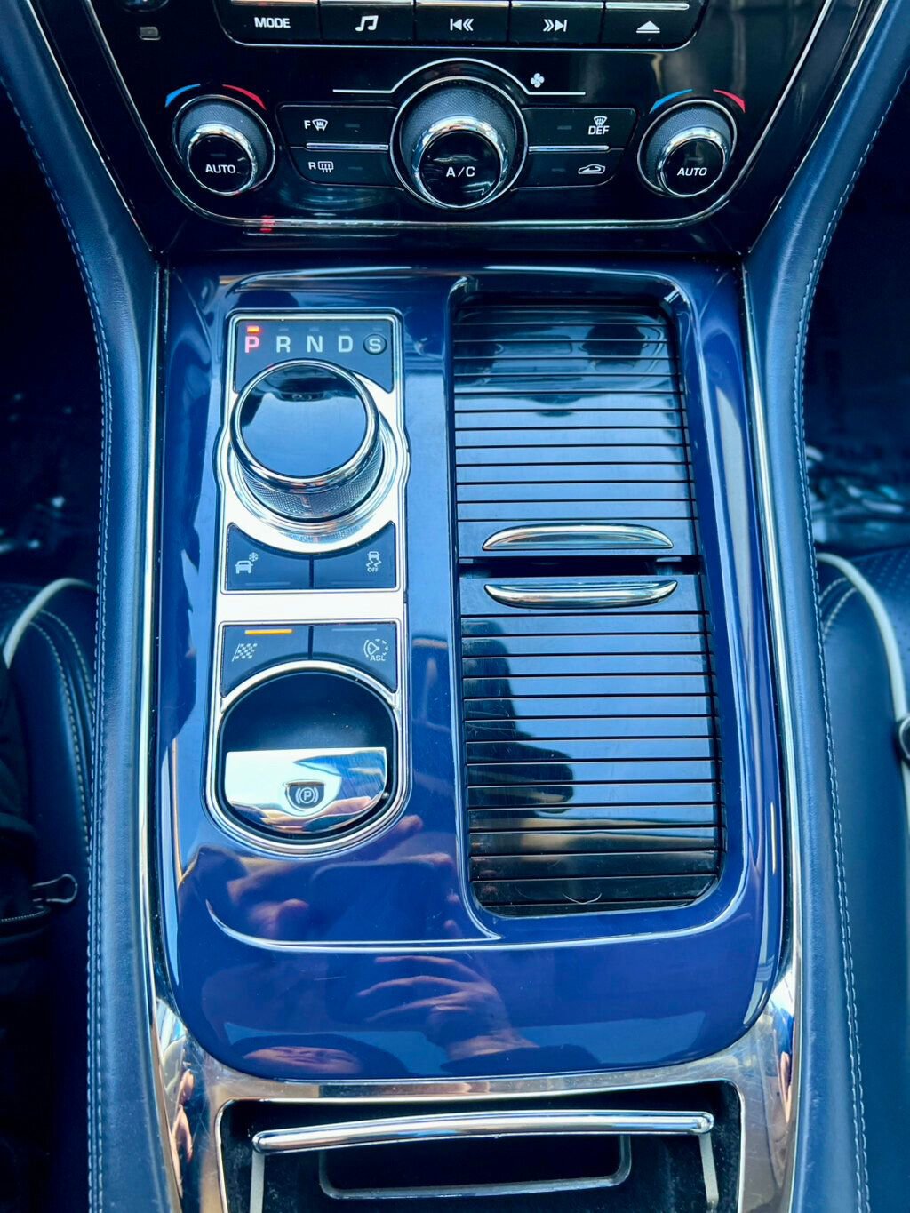 Used 2011 Jaguar XJ L image 30