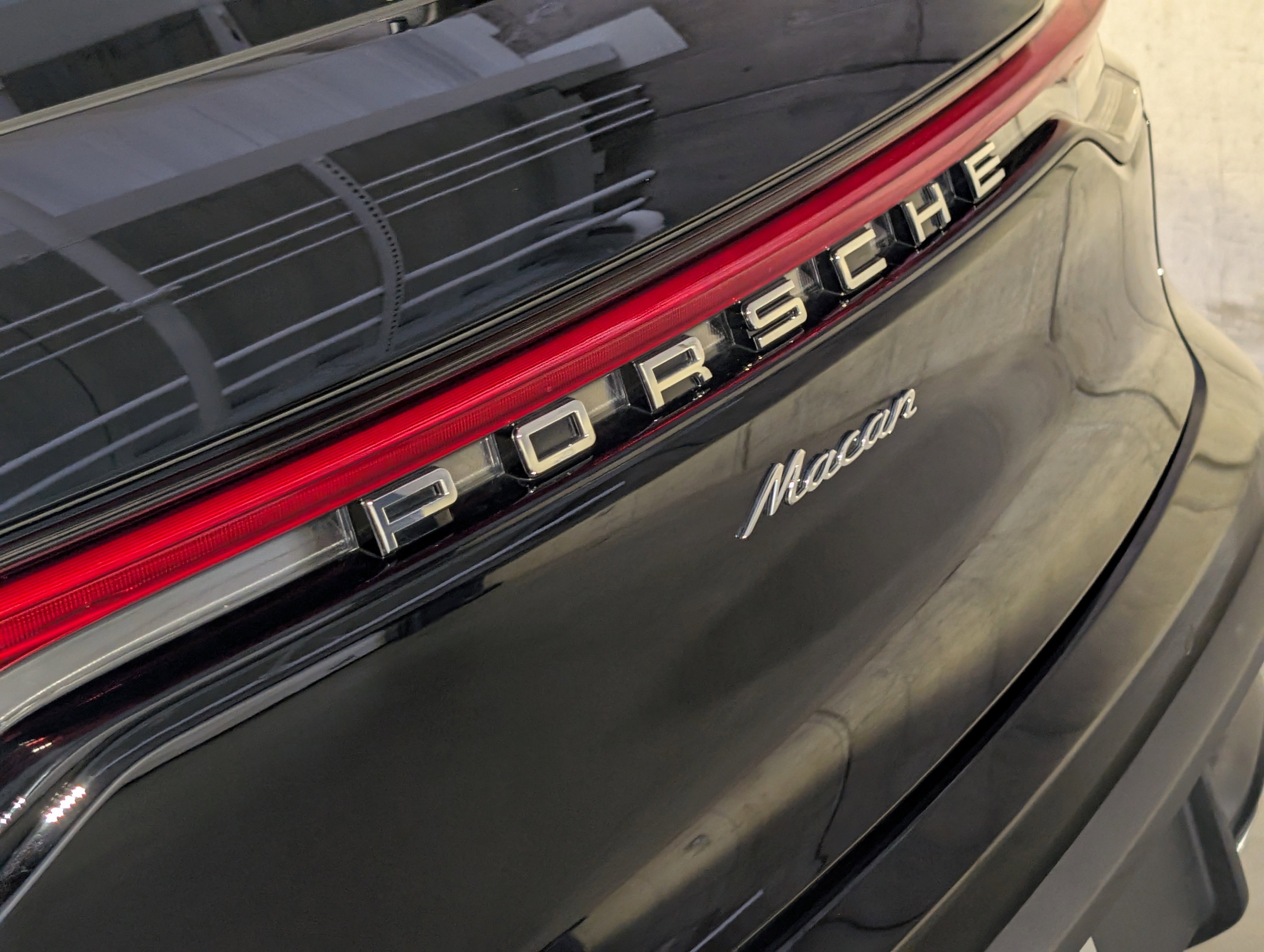 Certified 2025 Porsche Macan image 14