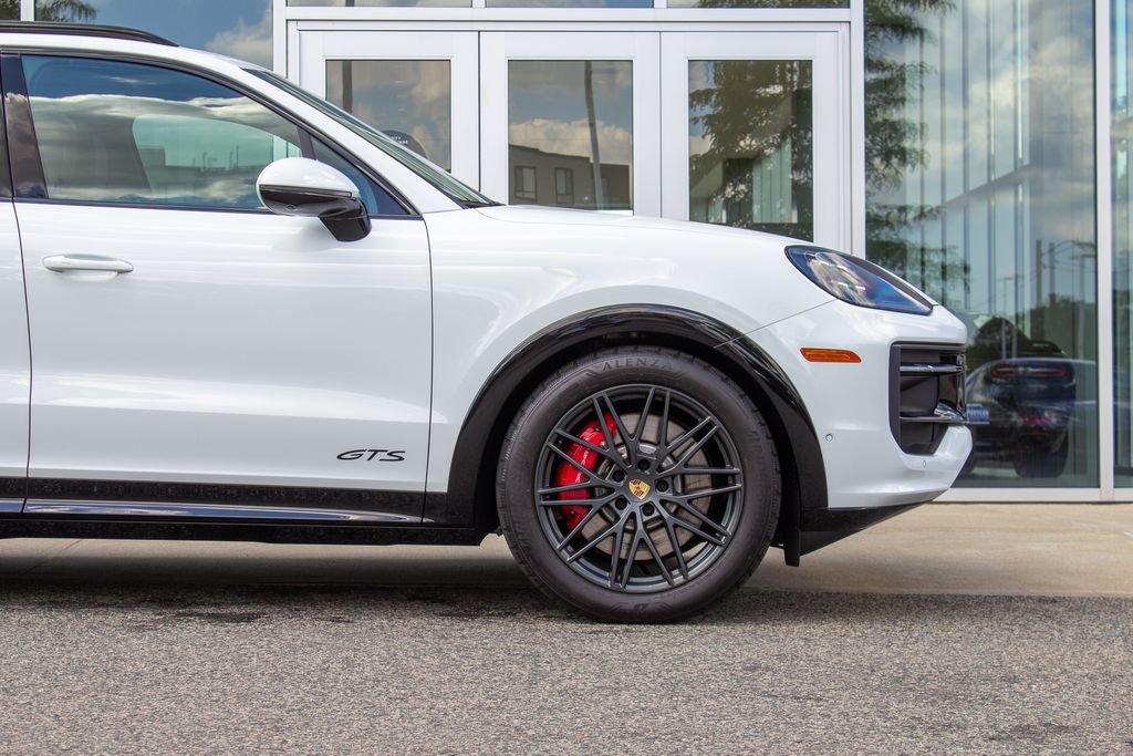 Used 2025 Porsche Cayenne GTS AWD/4WD image 5