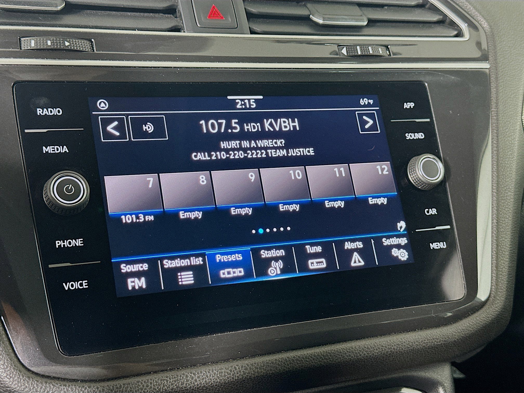 Used 2024 Volkswagen Tiguan SE image 19