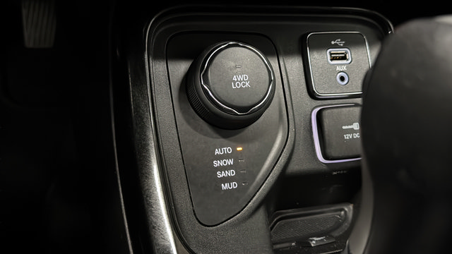 Used 2018 Jeep Compass Limited w/ Navigation Group AWD/4WD image 31