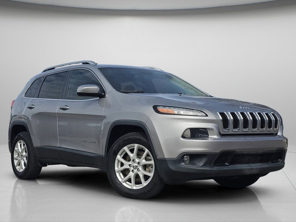 Used 2017 Jeep Cherokee Latitude w/ Comfort/Convenience Group AWD/4WD image 2