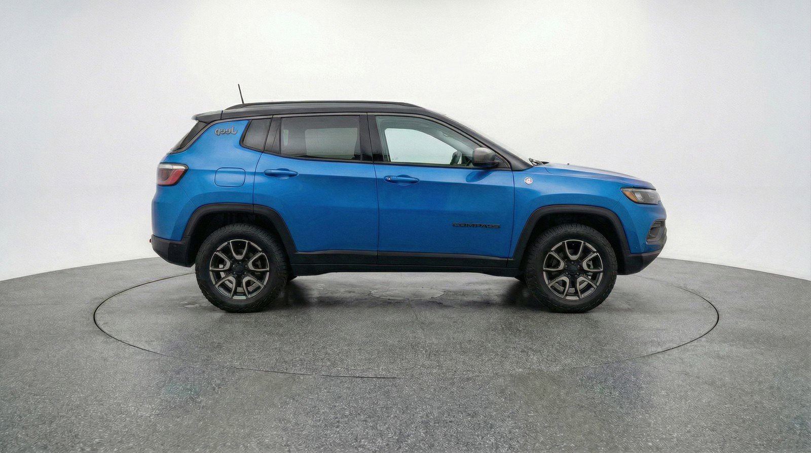 Used 2025 Jeep Compass Trailhawk image 11