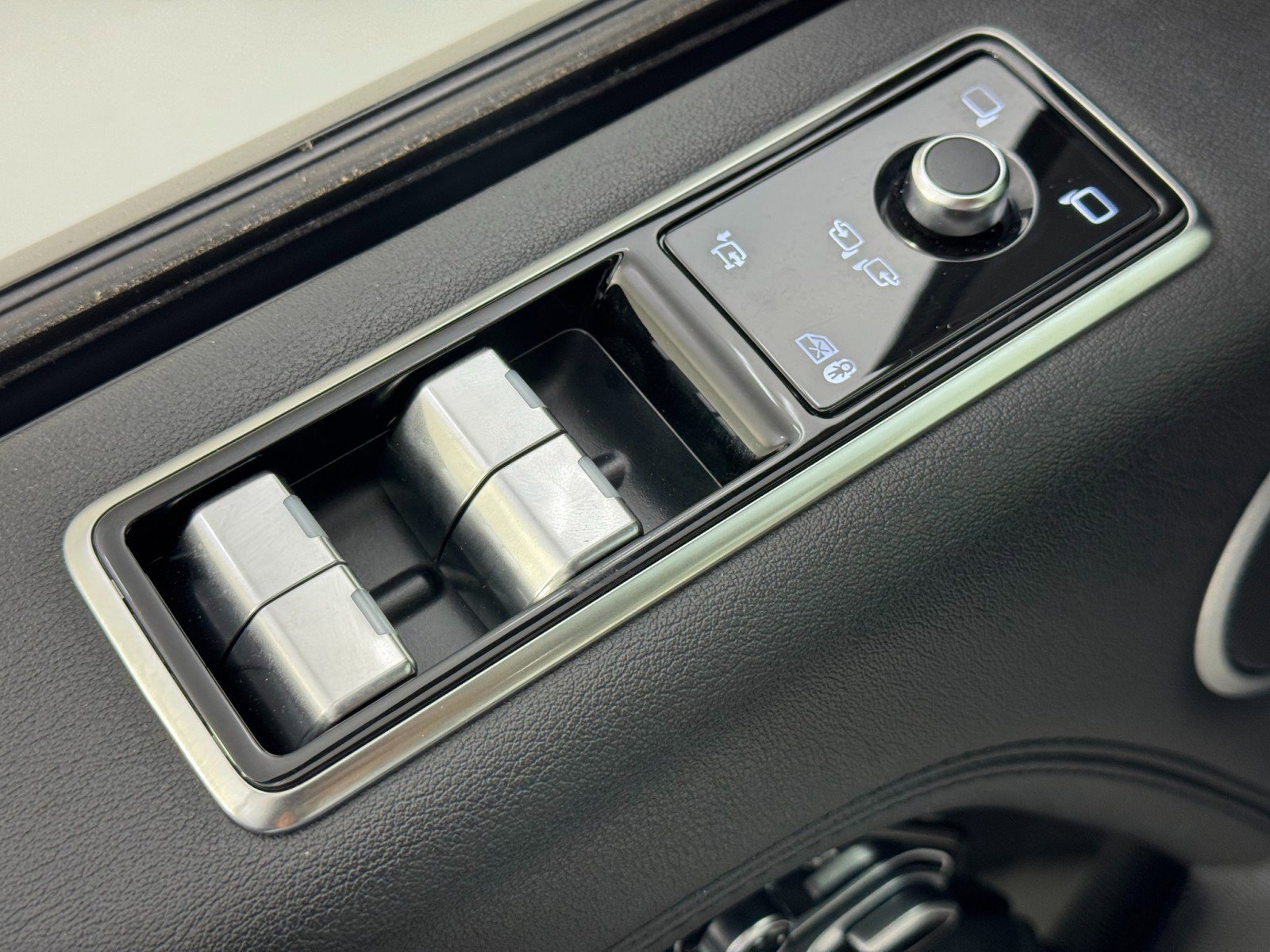 Used 2021 Land Rover Range Rover P525 Westminster Edition image 18