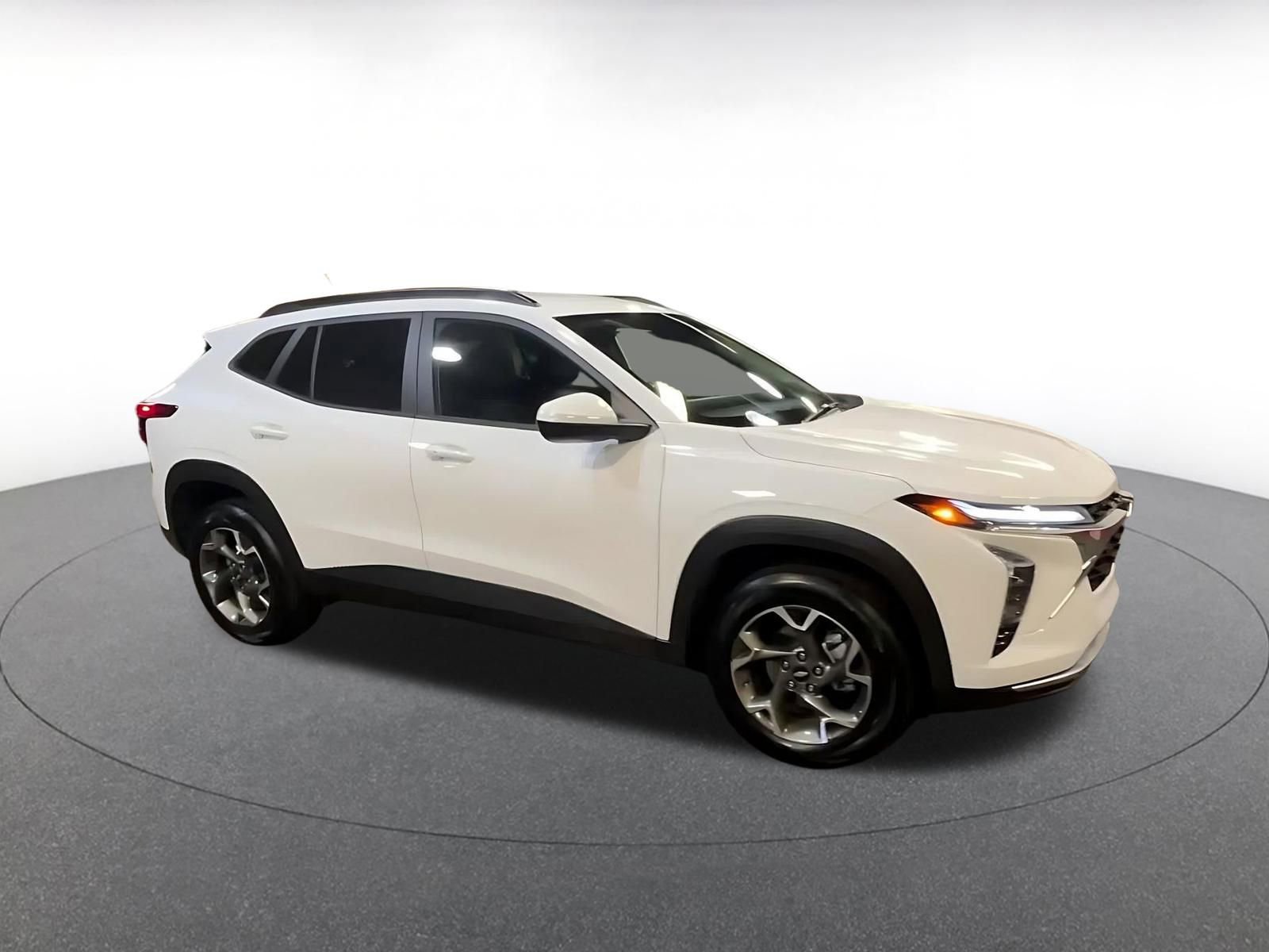 Used 2025 Chevrolet Trax LT w/ LT Convenience Package image 2