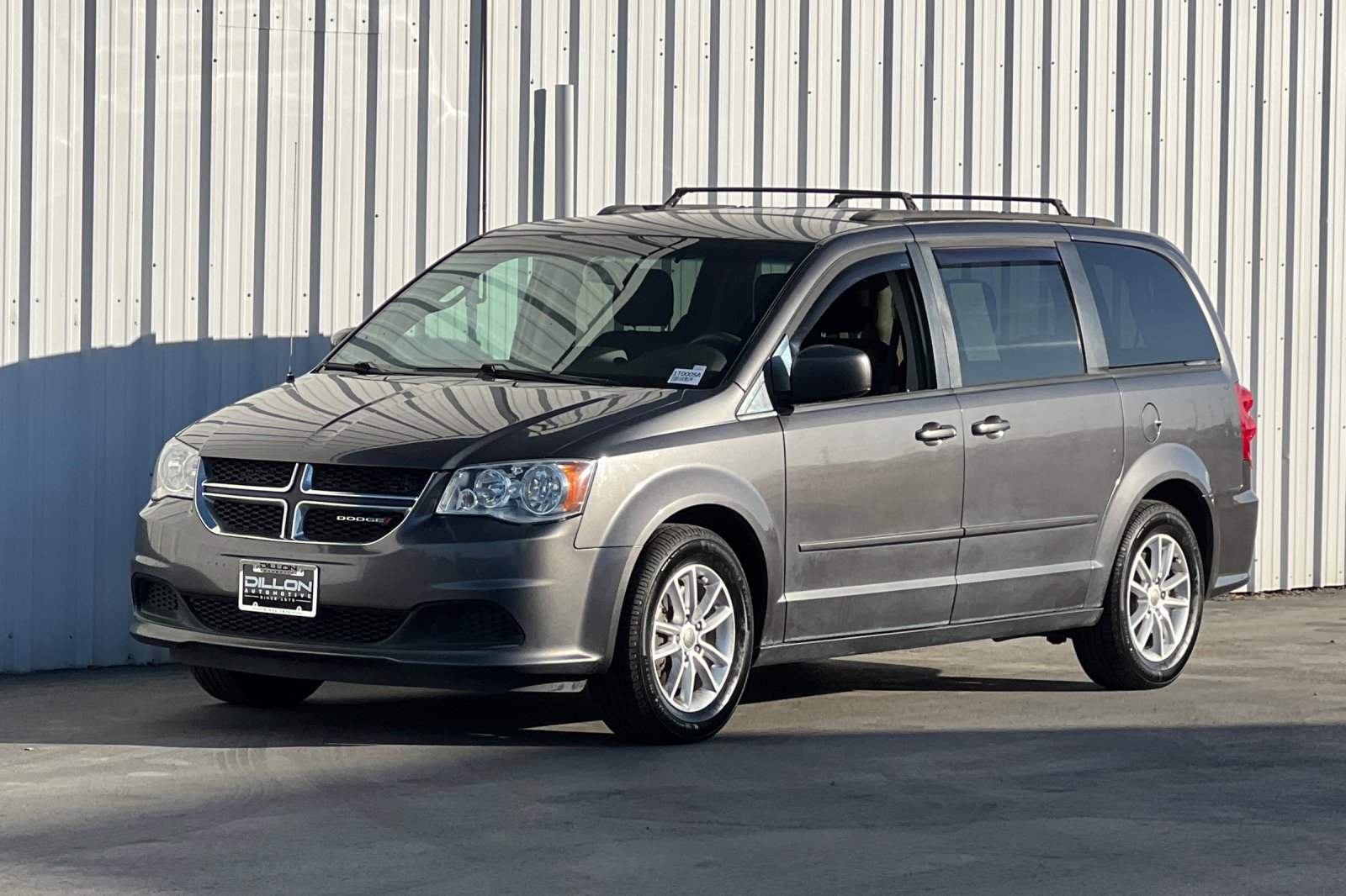 Used 2016 Dodge Grand Caravan SXT w/ UConnect Hands-Free Group FWD image 4