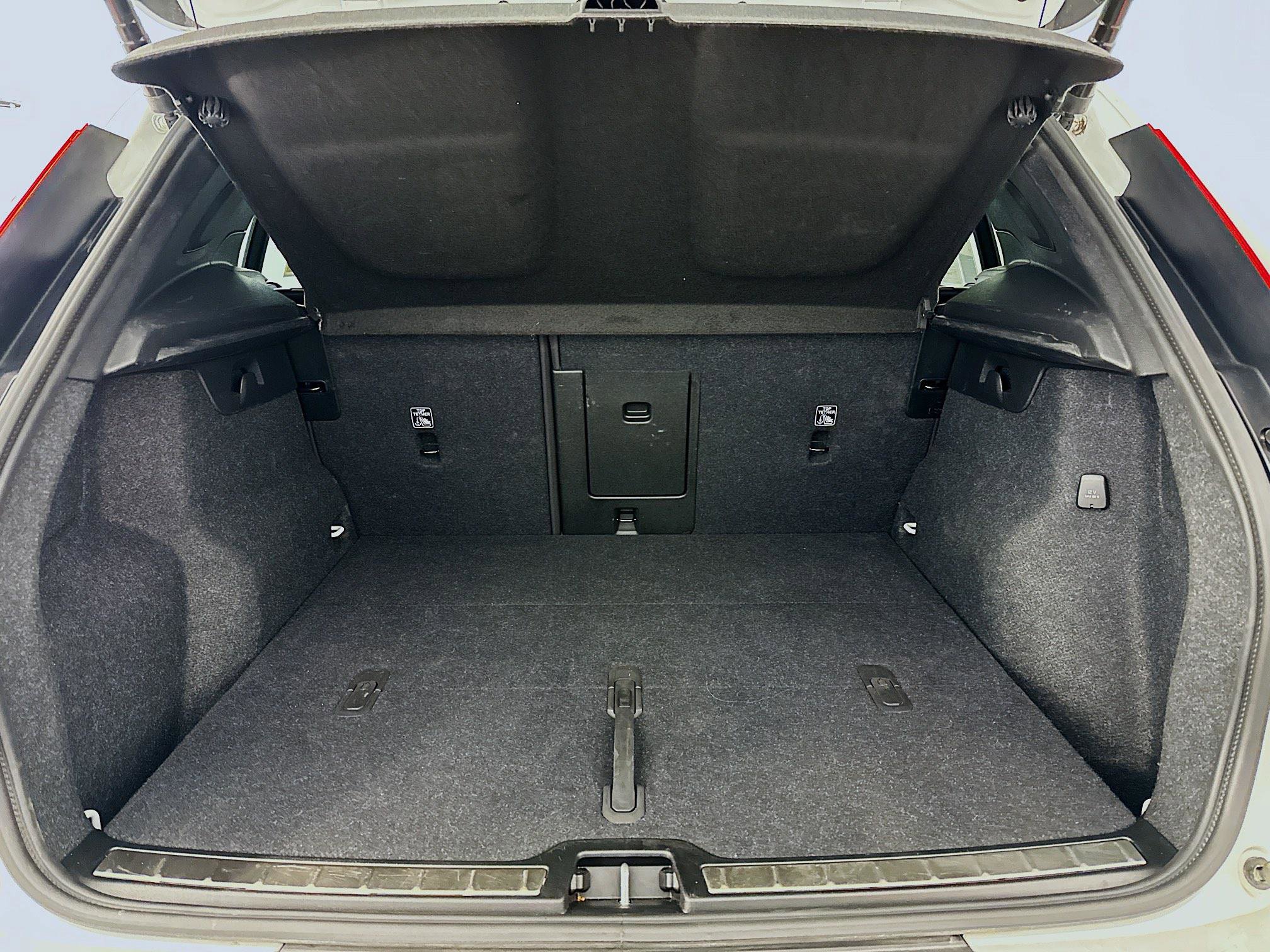 Used 2025 Volvo XC40 B5 Plus image 31