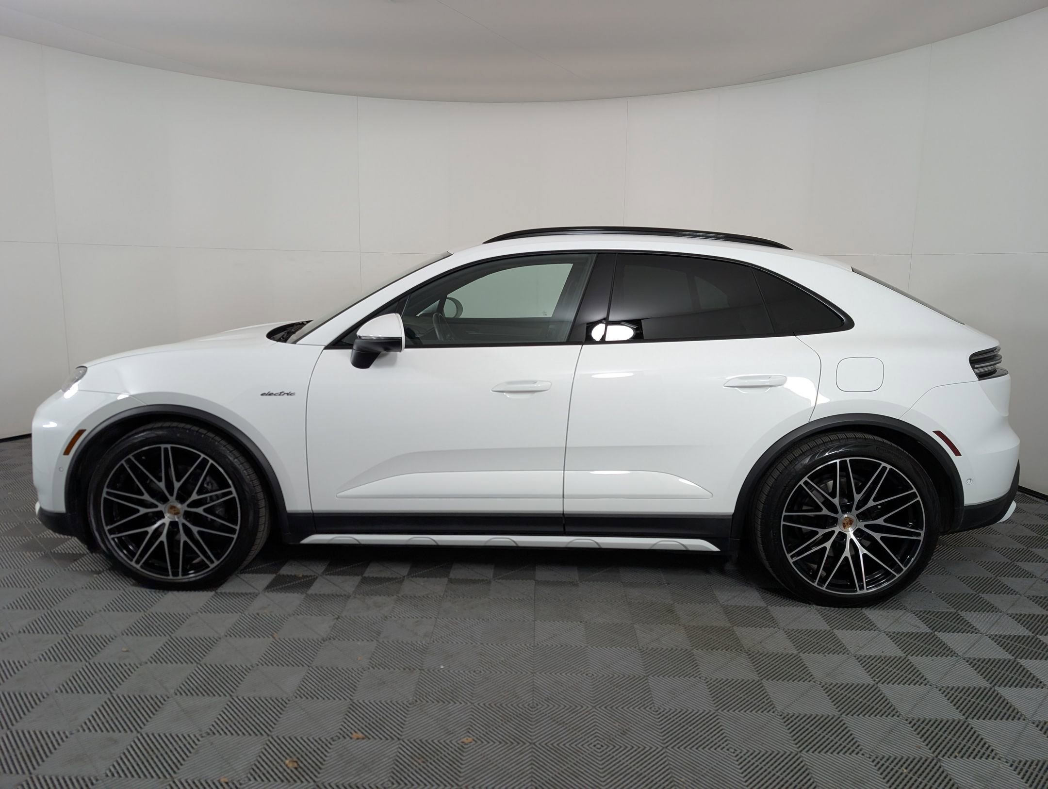 Used 2025 Porsche Macan 4 Electric image 2