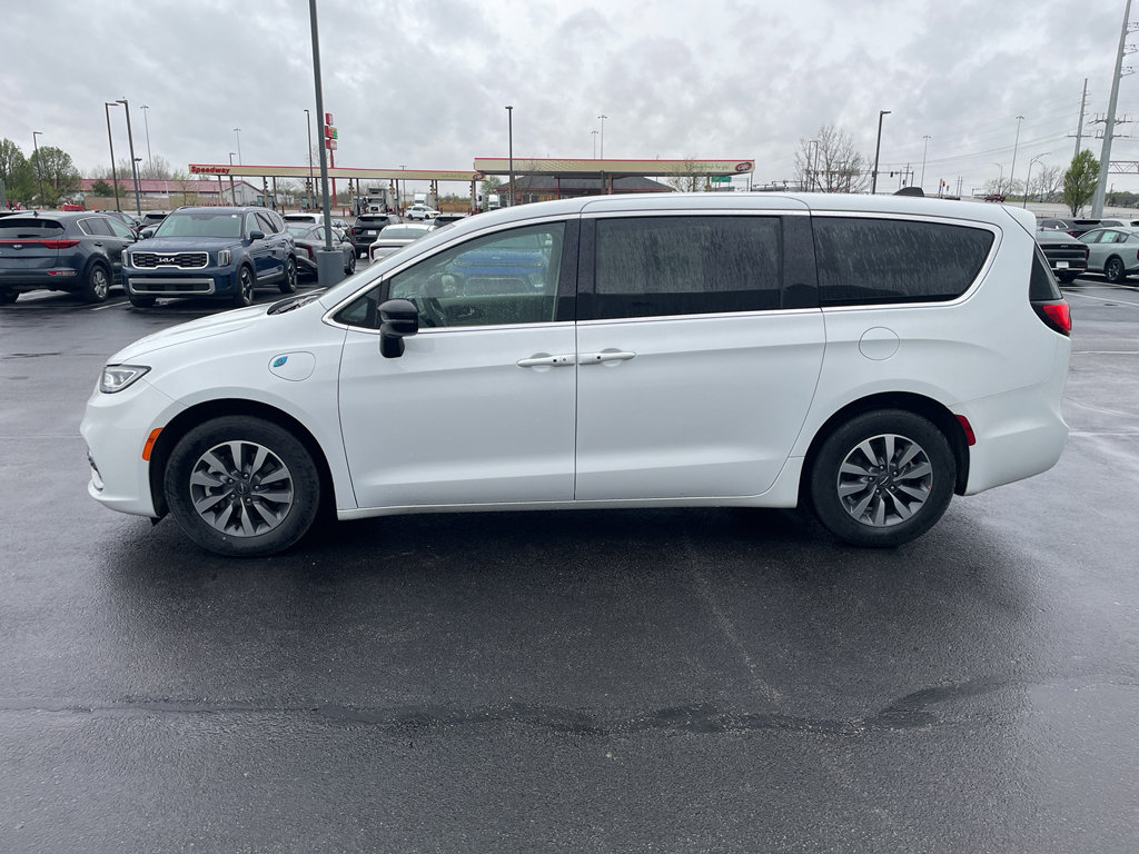 Used 2024 Chrysler Pacifica Select FWD image 3