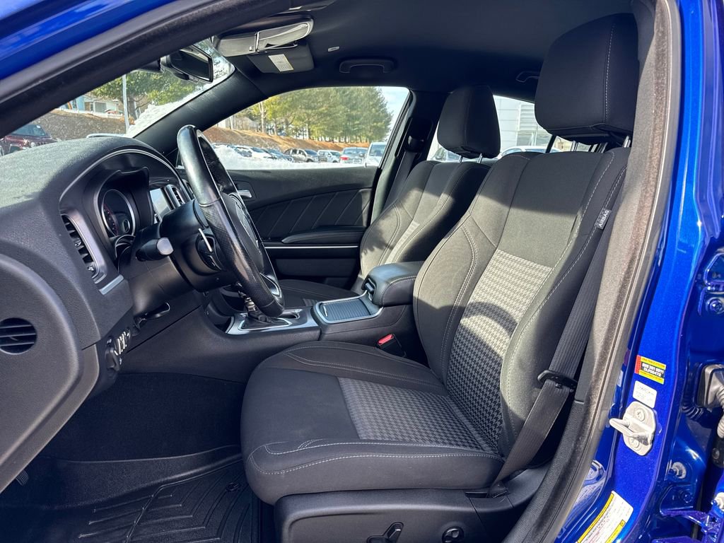 Used 2019 Dodge Charger SXT w/ Cold Weather Package image 10