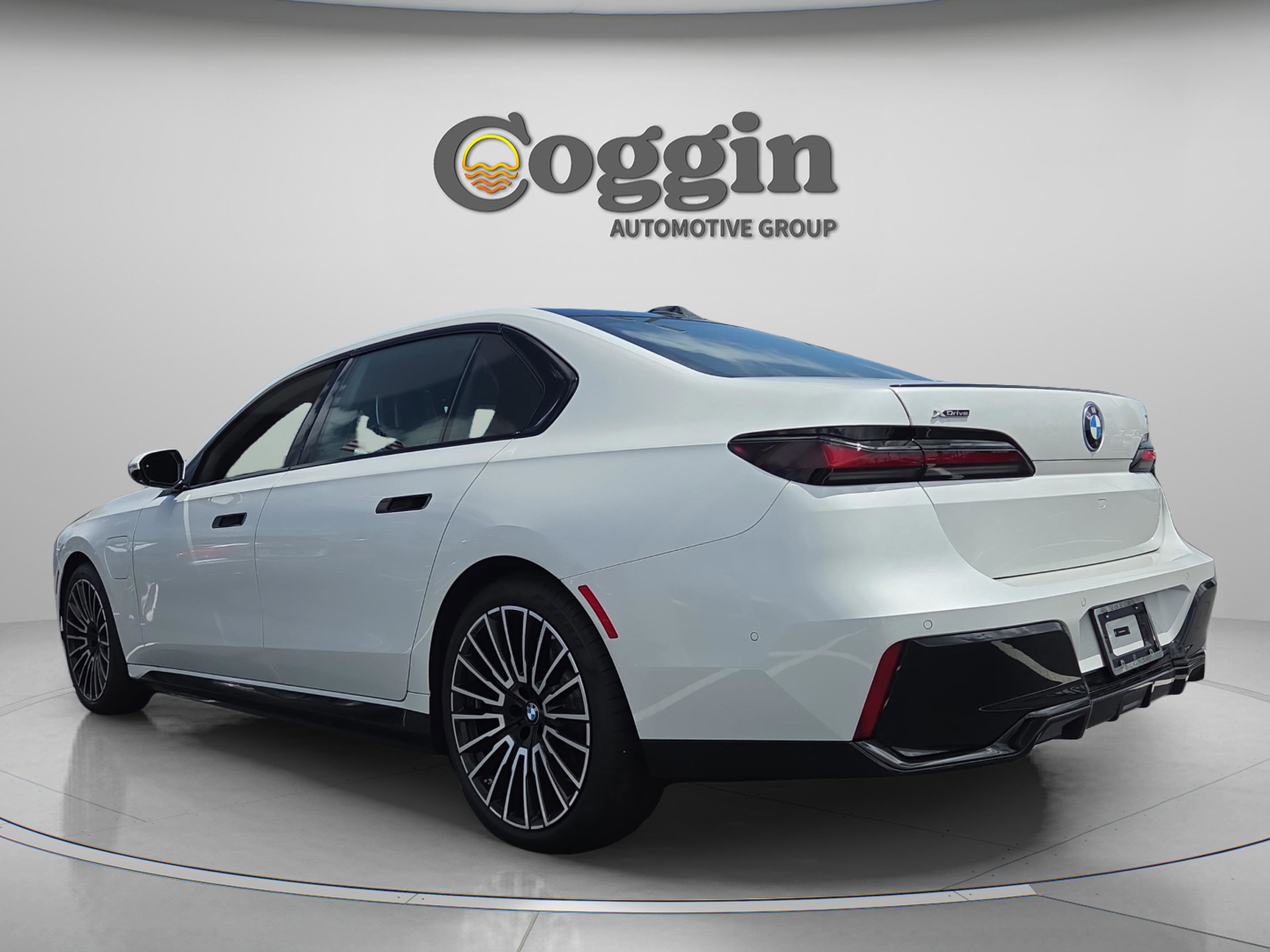 Used 2026 BMW 750e xDrive w/ Luxury Rear Seating Package AWD/4WD image 3