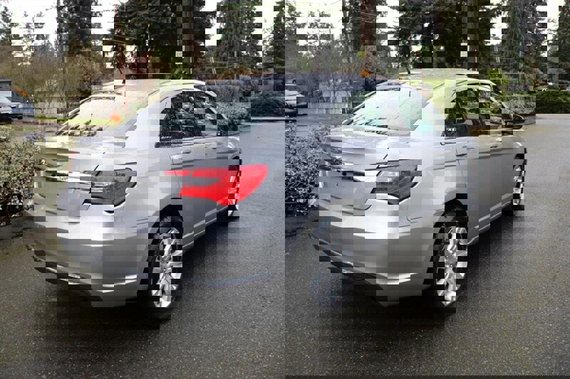 Used 2013 Chrysler 200 Touring image 3