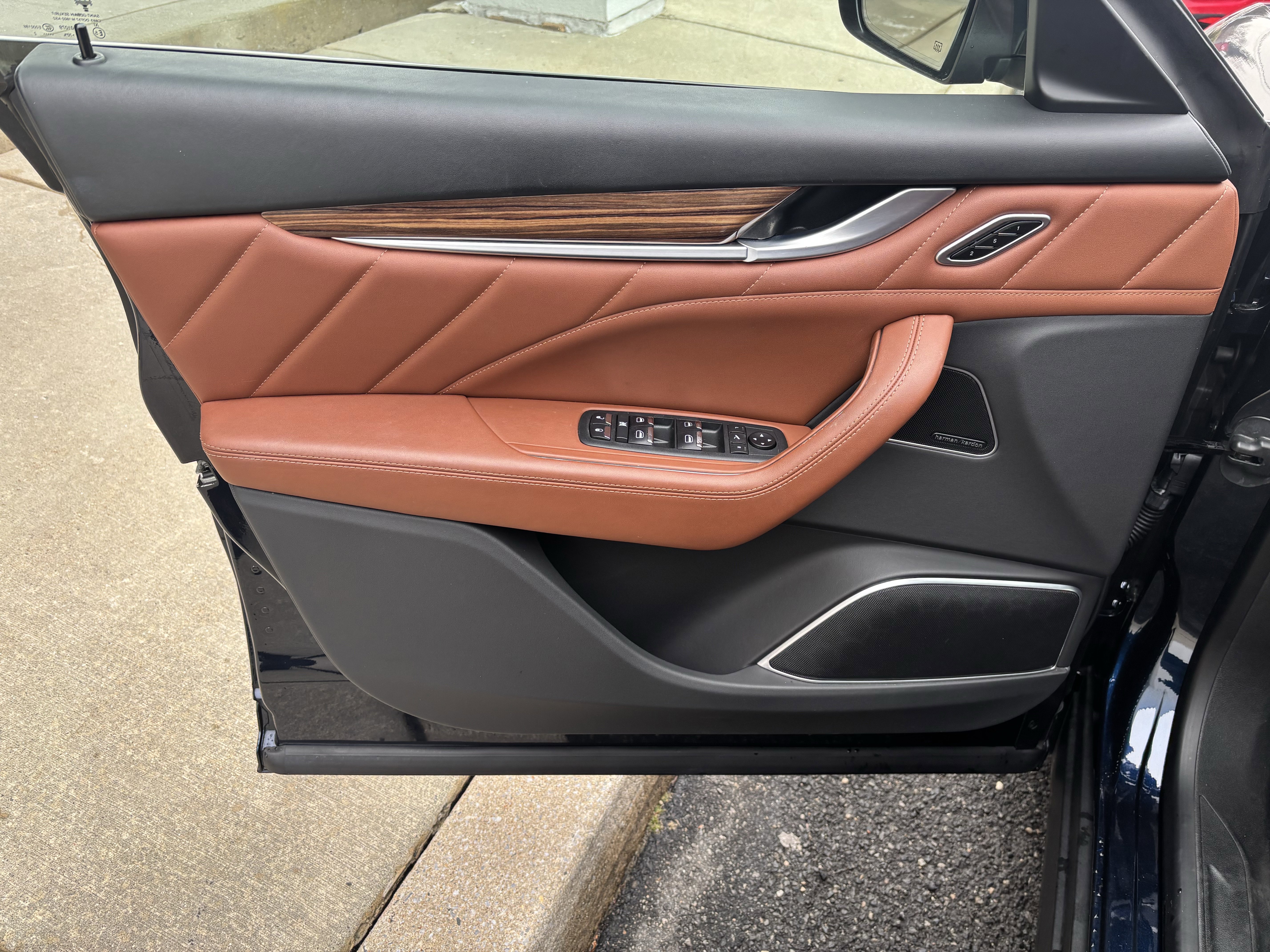 Used 2022 Maserati Levante Modena AWD/4WD image 9
