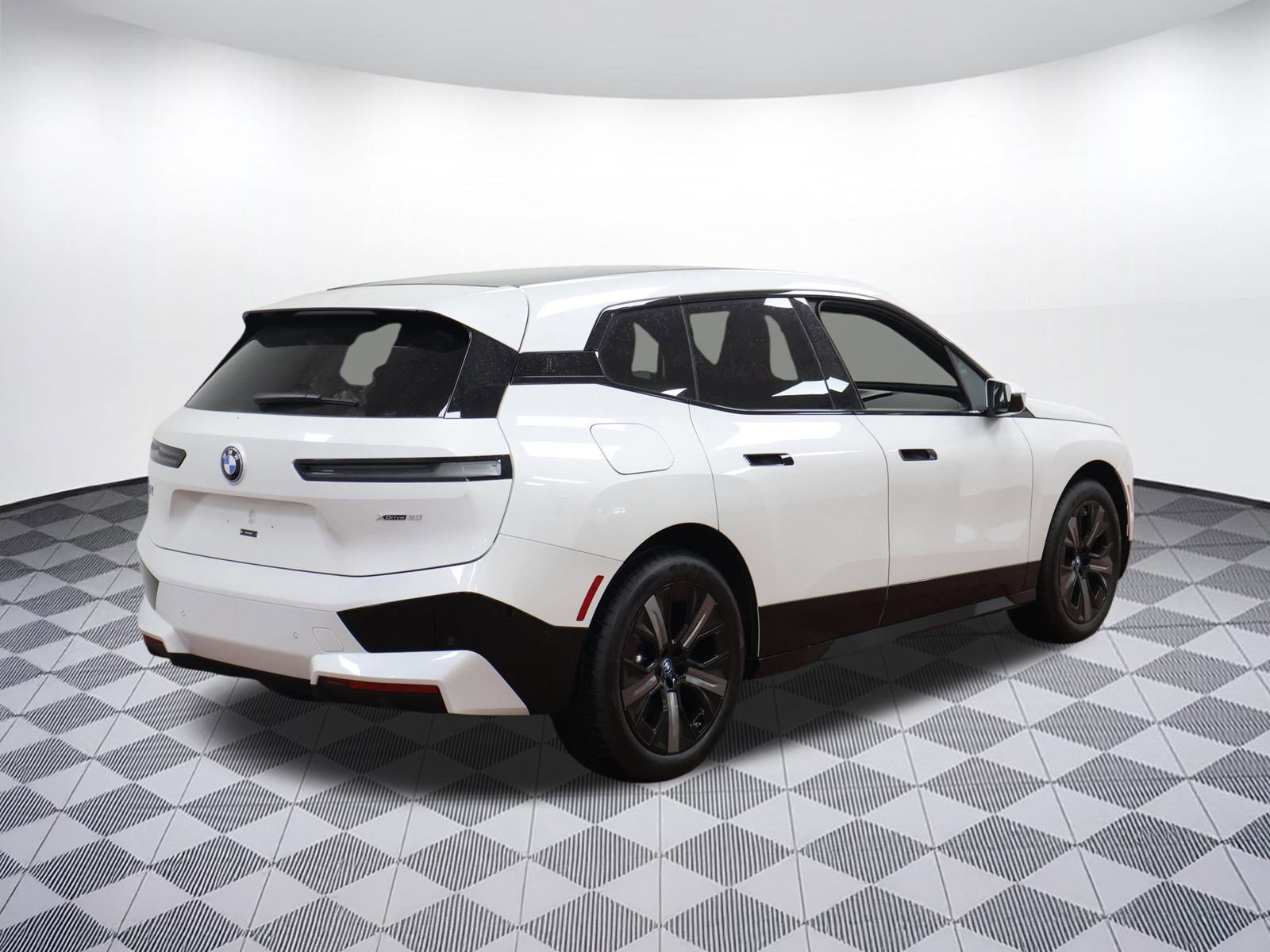 Used 2025 BMW iX xDrive50 w/ Premium Package image 7