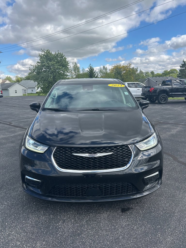 Used 2023 Chrysler Pacifica Touring-L FWD image 2