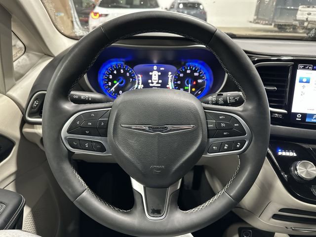 Used 2024 Chrysler Pacifica Touring-L image 15