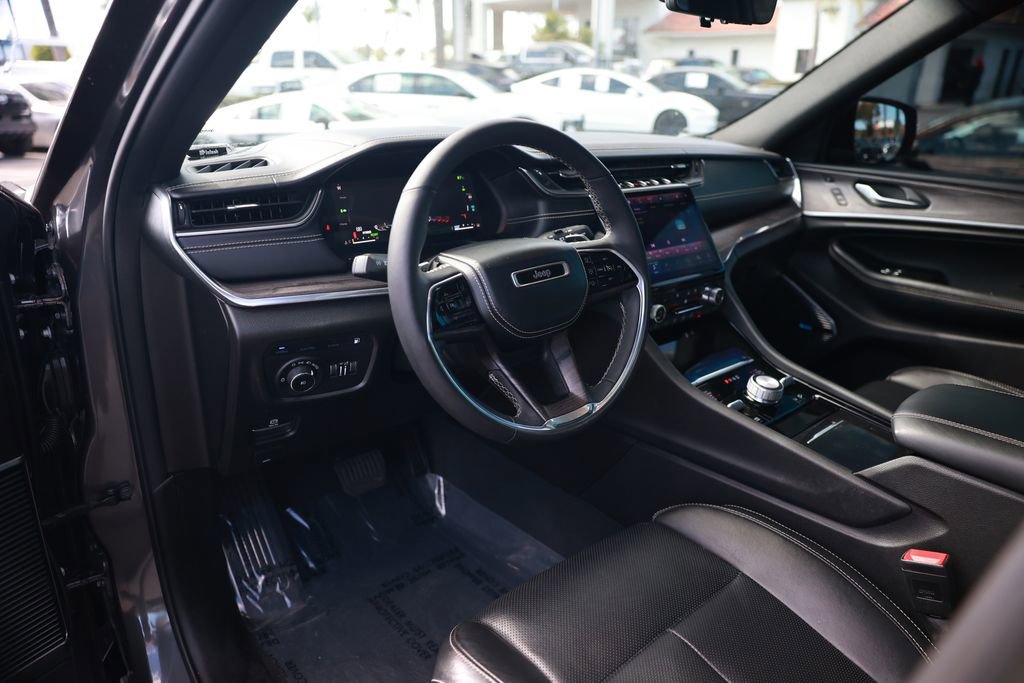 Used 2023 Jeep Grand Cherokee Overland w/ Luxury Tech Group IV AWD/4WD image 16