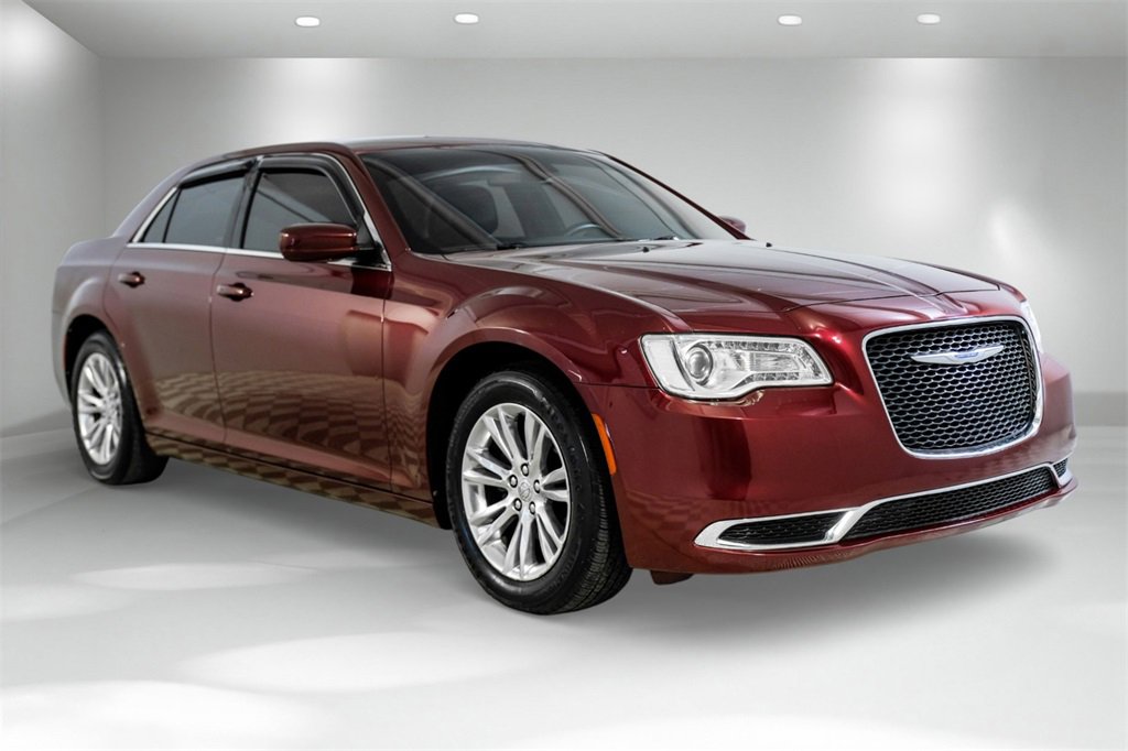 Used 2018 Chrysler 300 Touring L image 5