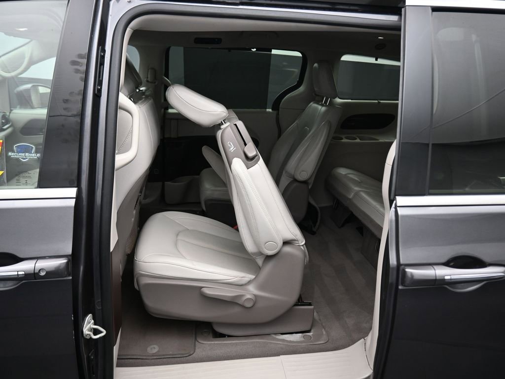 Used 2021 Chrysler Pacifica Touring-L image 48