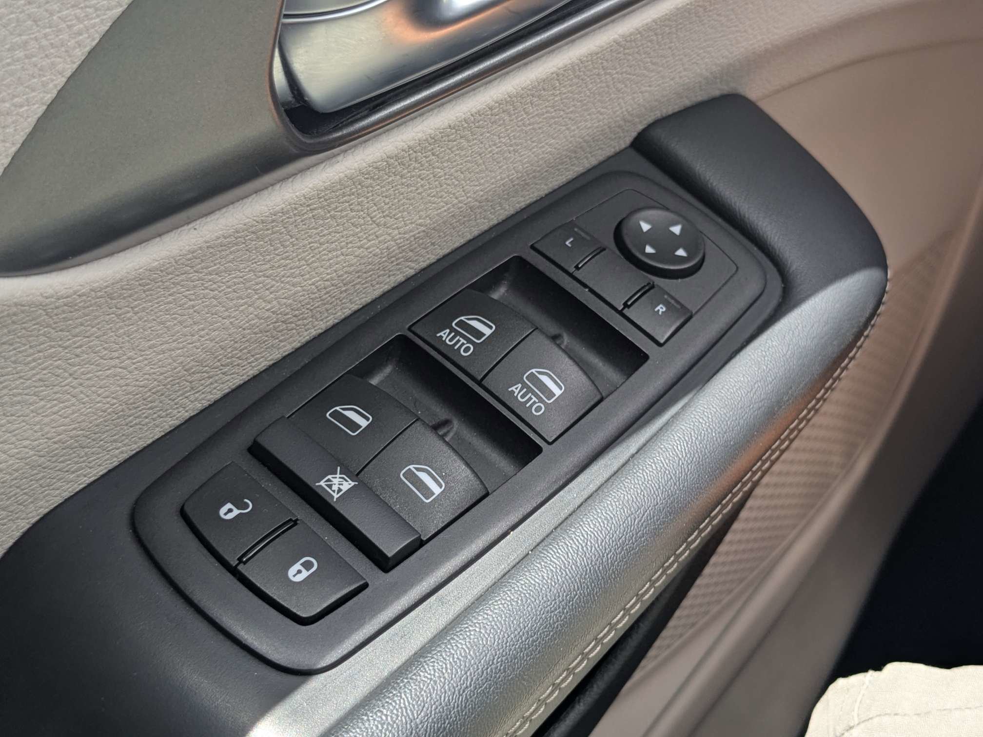 Used 2024 Chrysler Pacifica Touring-L FWD image 30