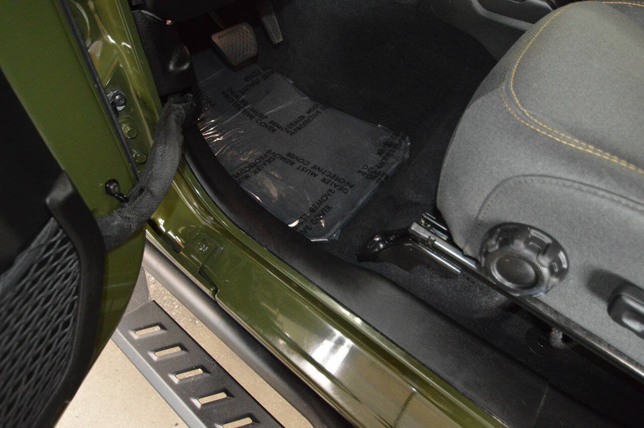 Used 2024 Jeep Wrangler Unlimited w/ Convenience Group AWD/4WD image 28