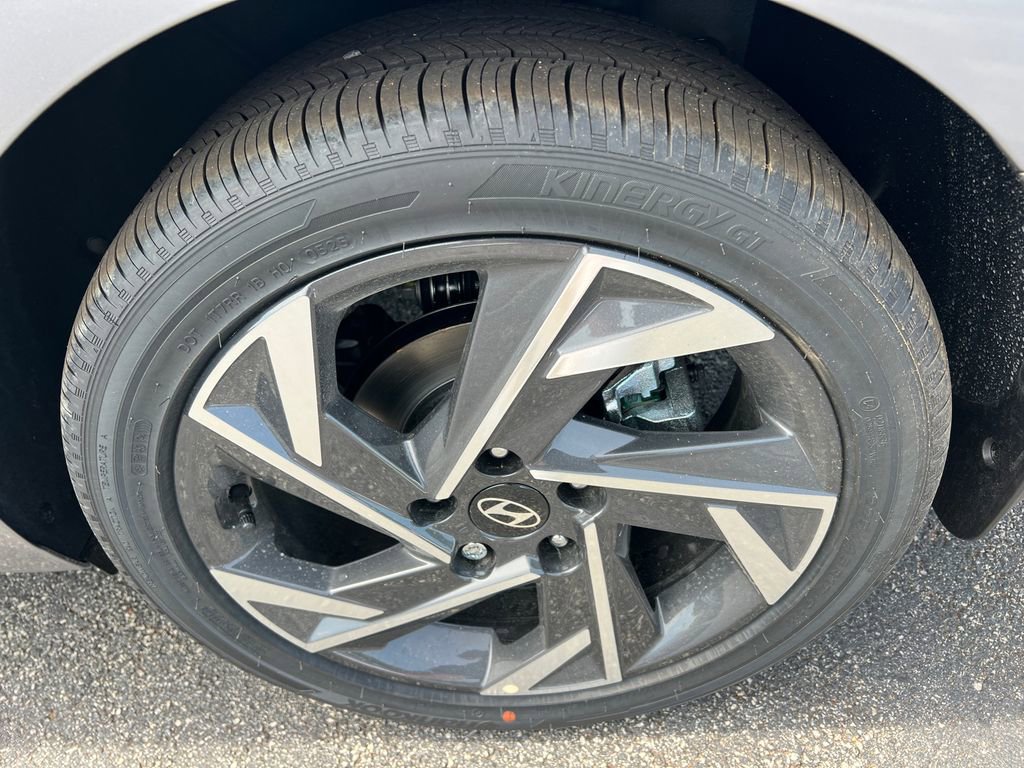 Certified 2025 Hyundai Elantra SEL FWD image 19