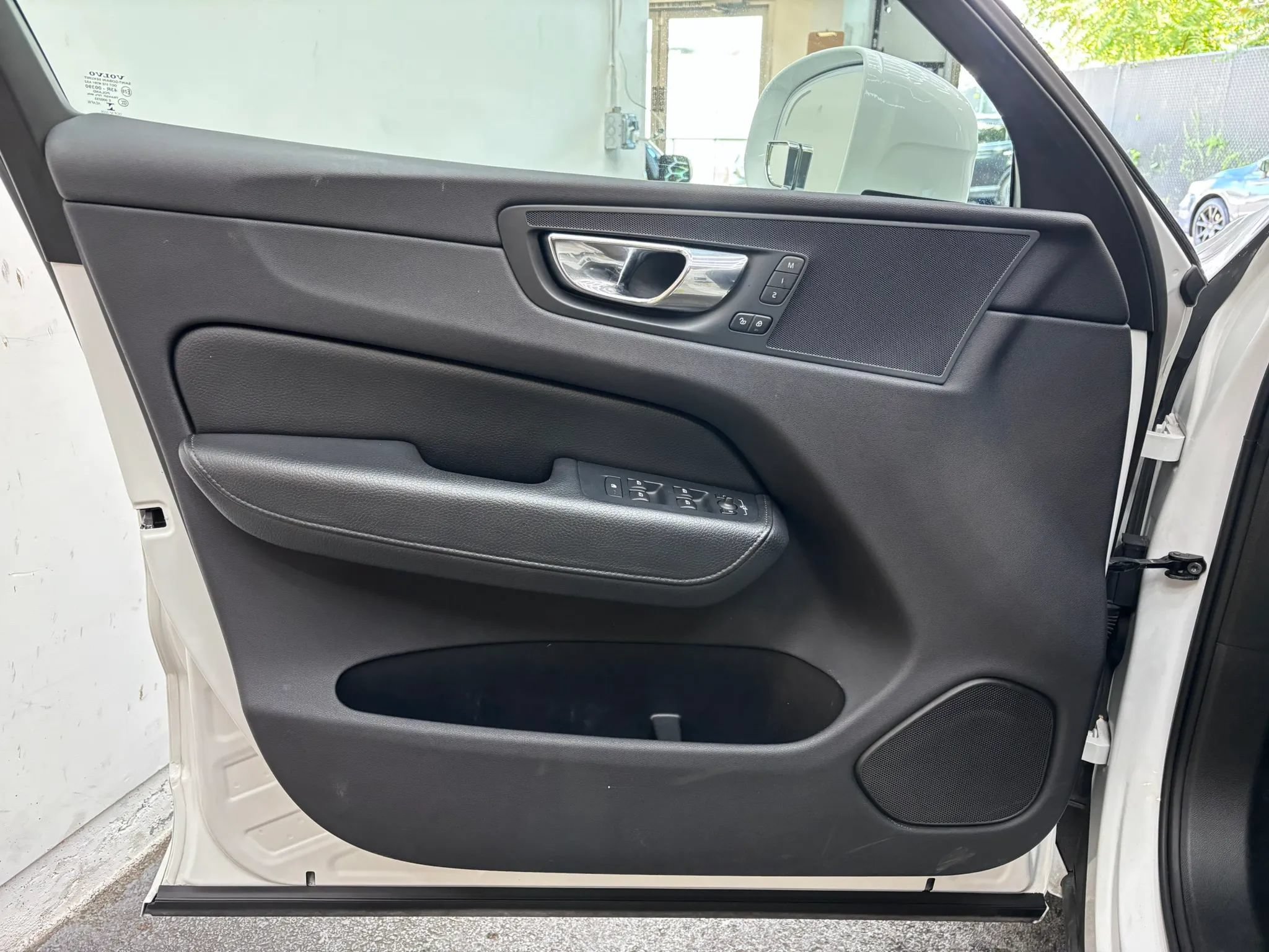 Used 2018 Volvo XC60 T6 Momentum w/ Vision Package AWD/4WD image 19