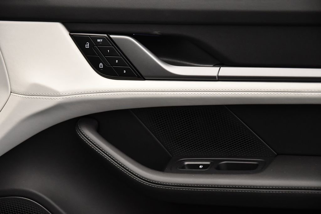 Used 2025 Porsche Taycan image 46