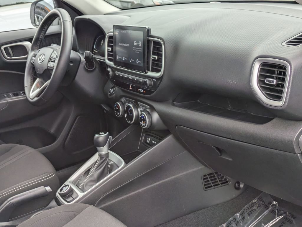 Used 2025 Hyundai Venue SEL image 24