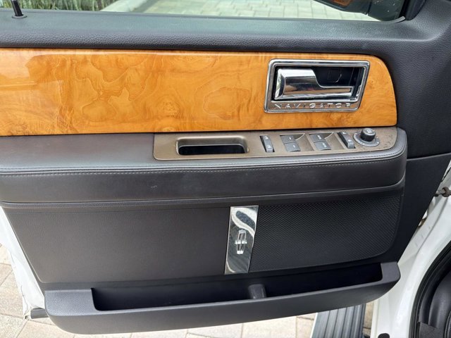 Used 2013 Lincoln Navigator L 4WD image 8
