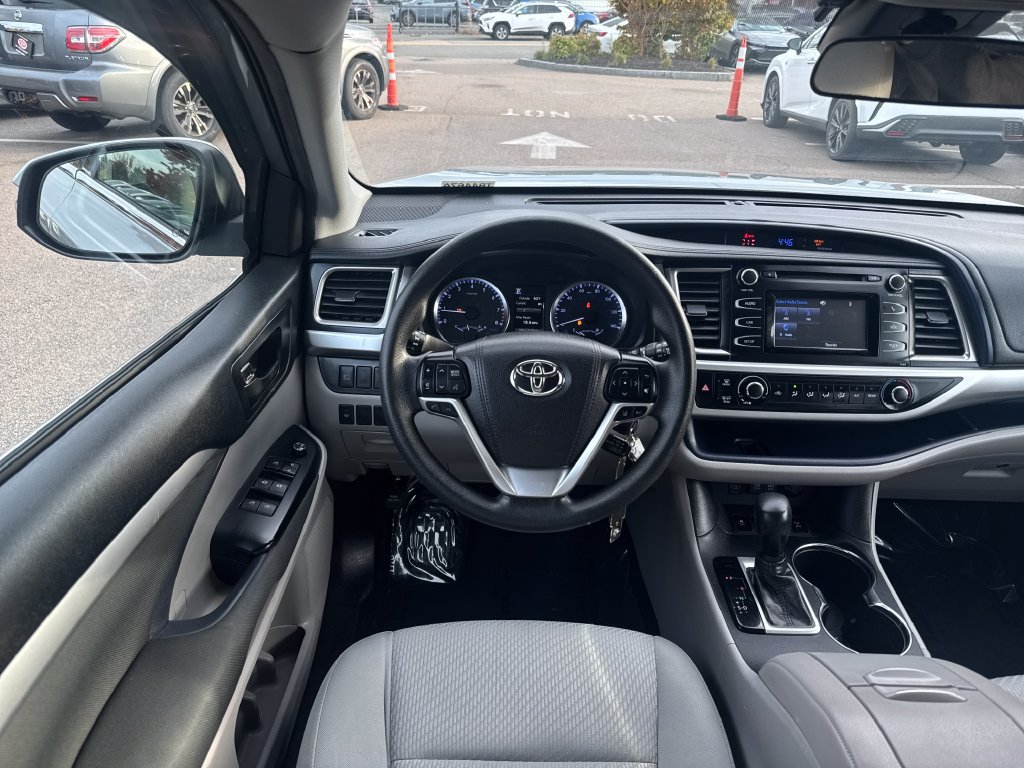 Used 2019 Toyota Highlander LE AWD/4WD image 12