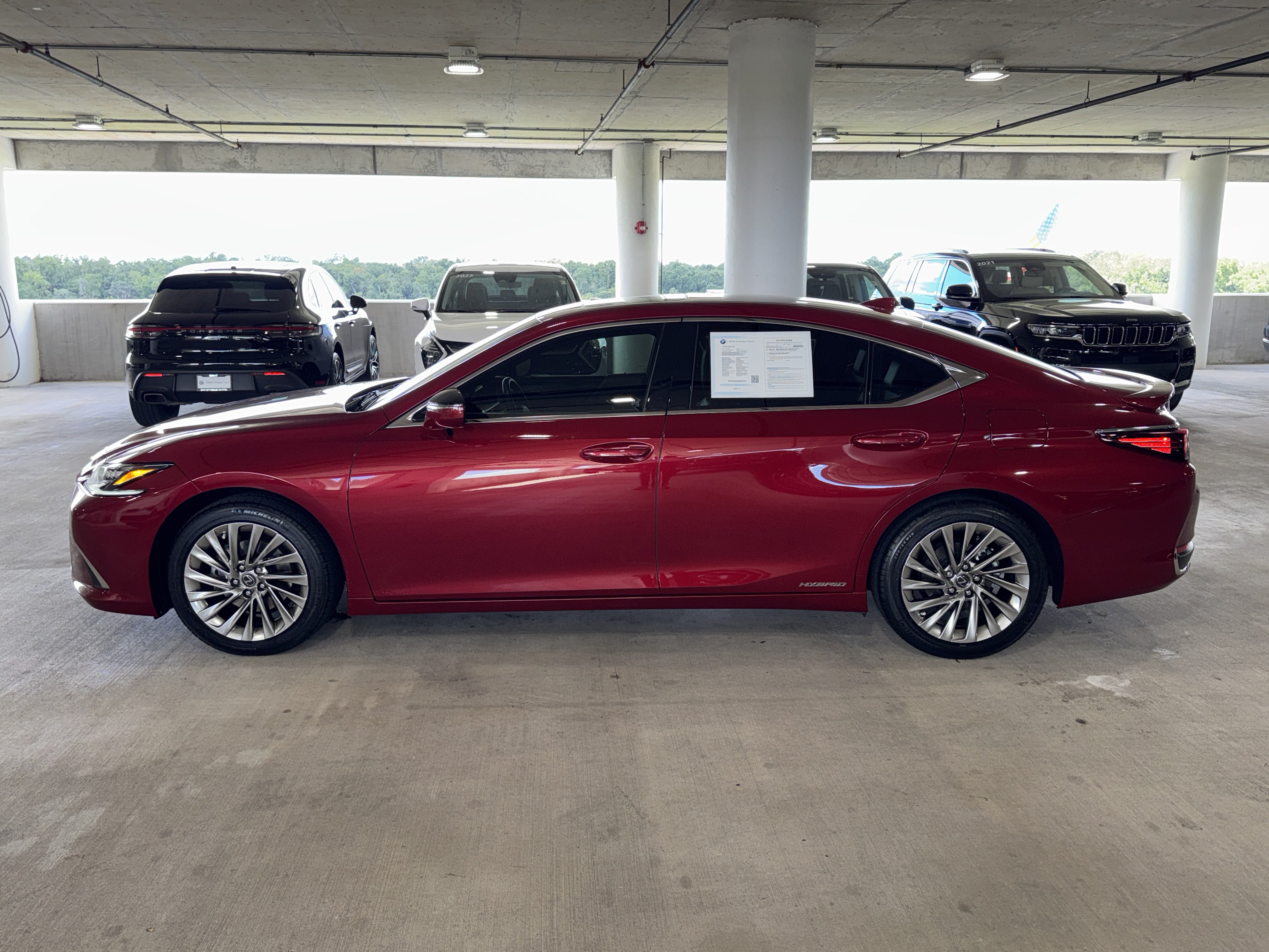 Used 2022 Lexus ES 300h Ultra Luxury w/ Accessory Package 2 FWD image 5
