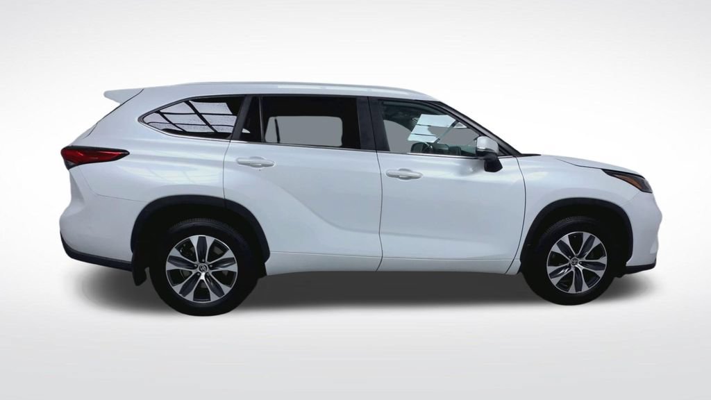 Used 2023 Toyota Highlander XLE AWD/4WD image 28