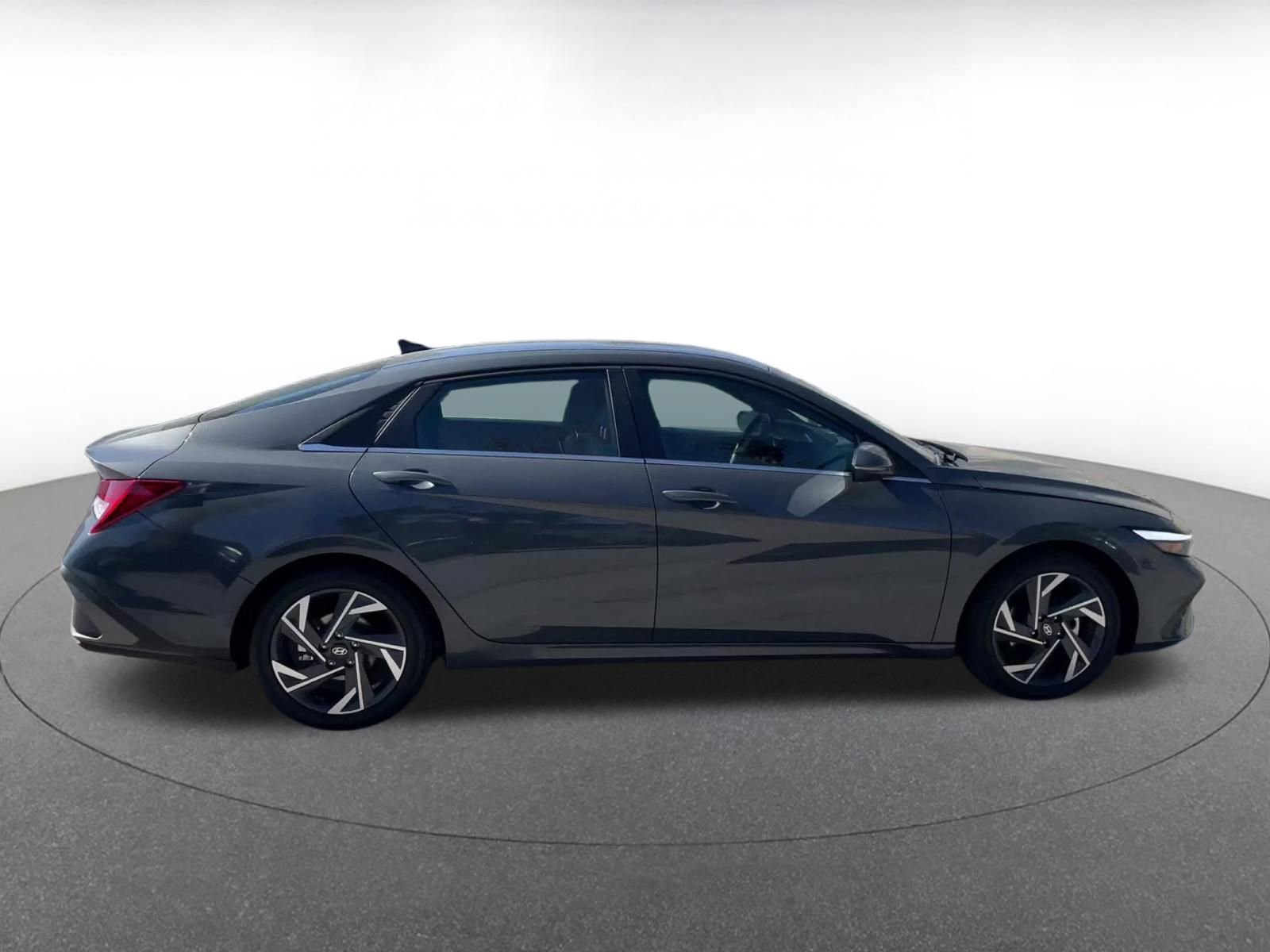 Used 2025 Hyundai Elantra Limited image 17