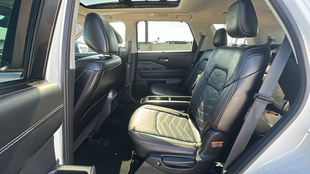 Used 2024 Nissan Pathfinder Platinum FWD image 34