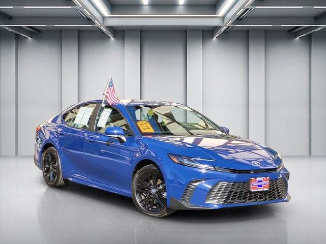 Used 2025 Toyota Camry SE image 1