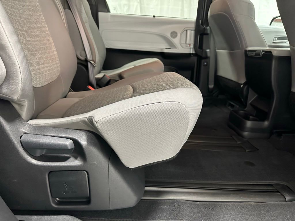 Used 2025 Toyota Sienna LE FWD image 55