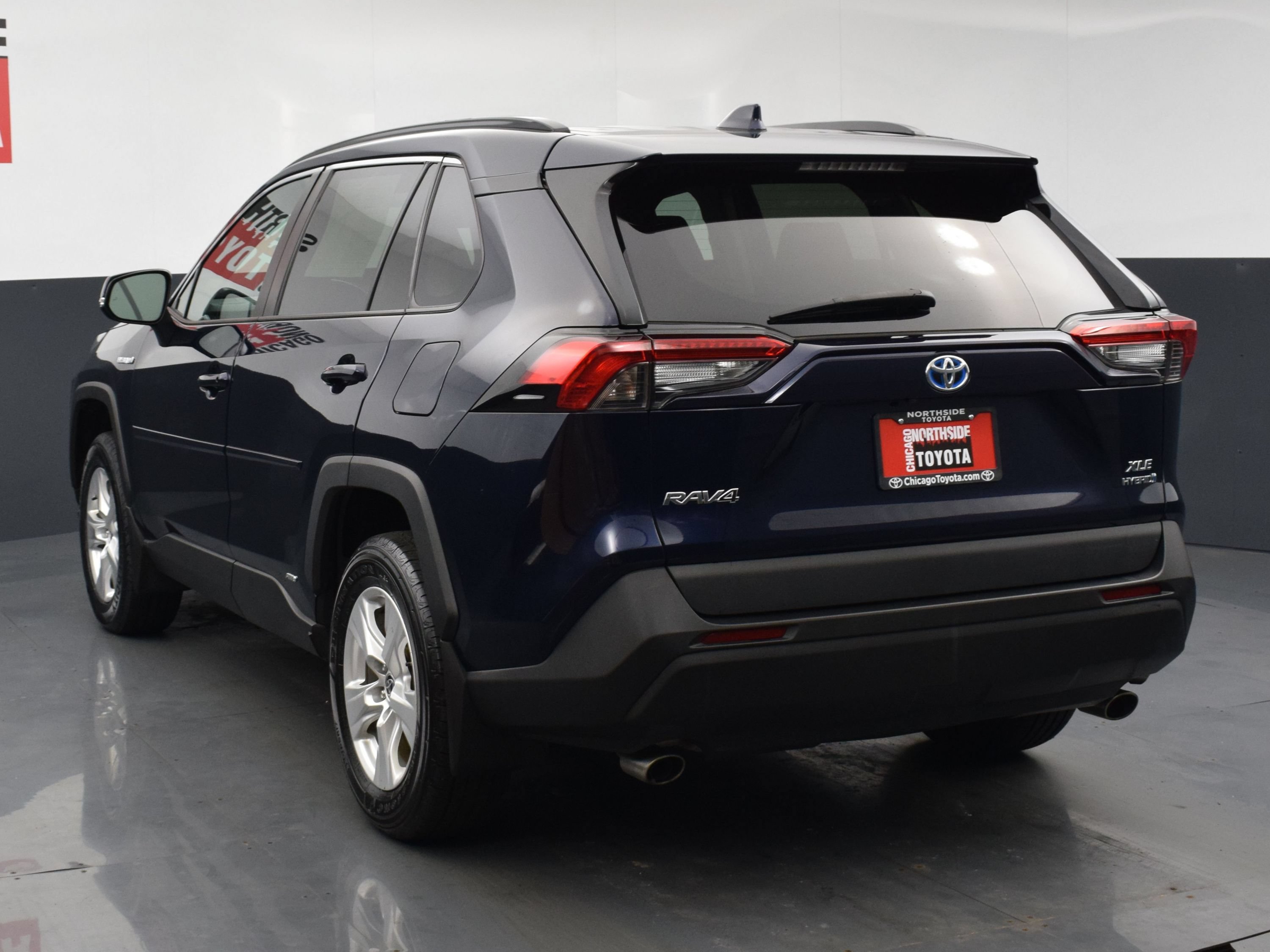 Used 2021 Toyota RAV4 XLE w/ Convenience Package AWD/4WD image 3