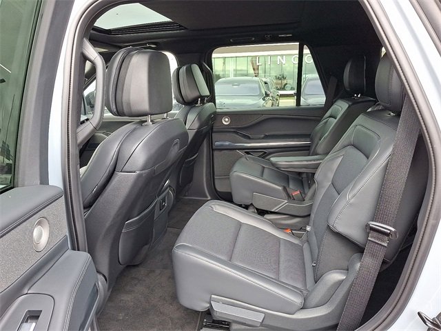 New 2025 Lincoln Navigator Reserve w/ Jet Appearance Package image 5