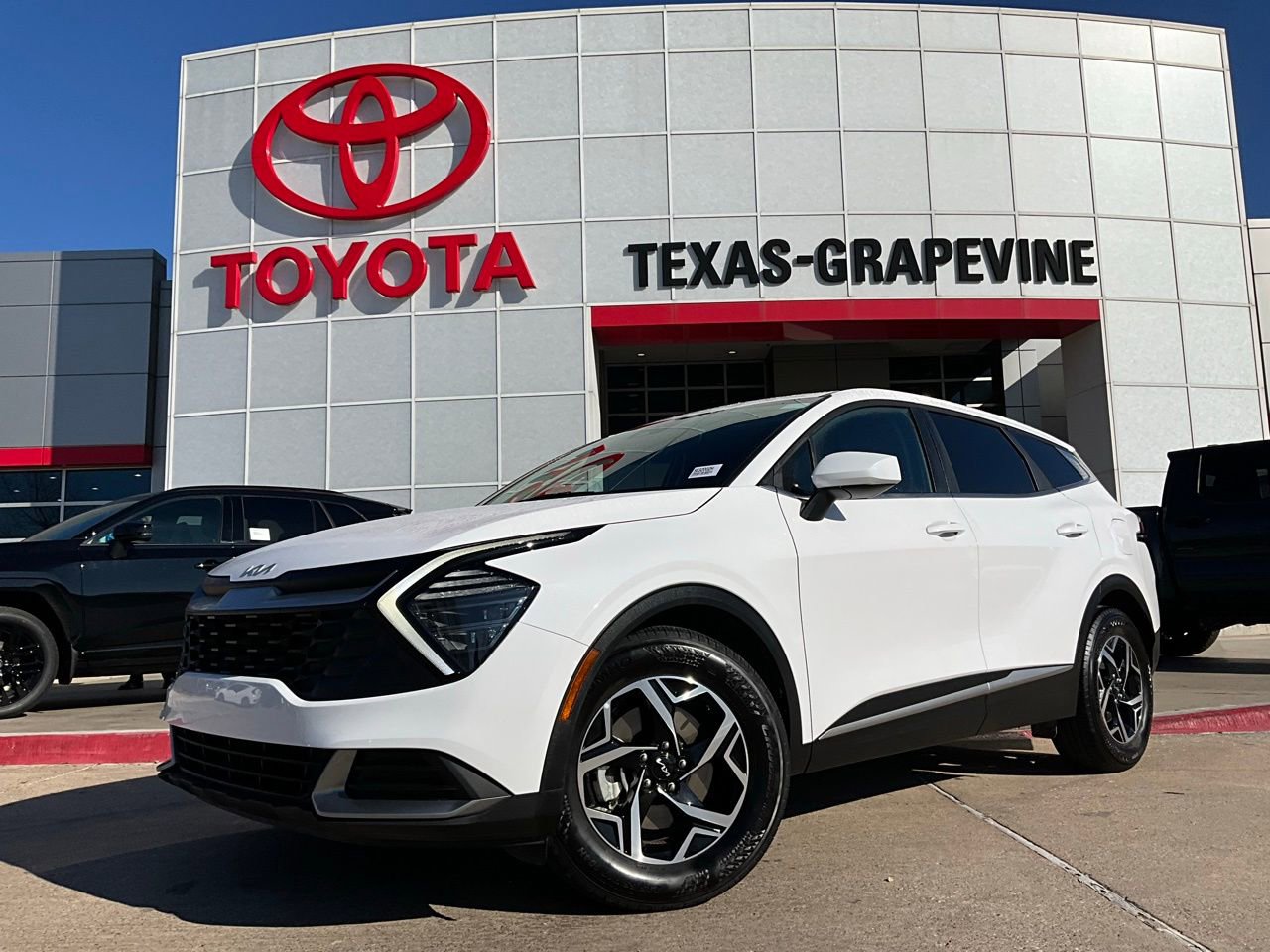 Used 2025 Kia Sportage LX image 2